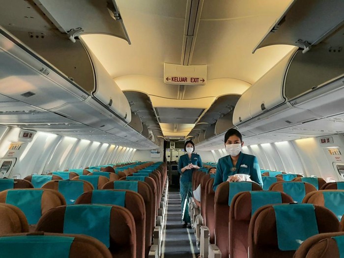 Pramugari Garuda Indonesia saat menjalankan Protokol kesehatan dalam penerbangan Garuda Indonesia rute Jakarta - Denpasar