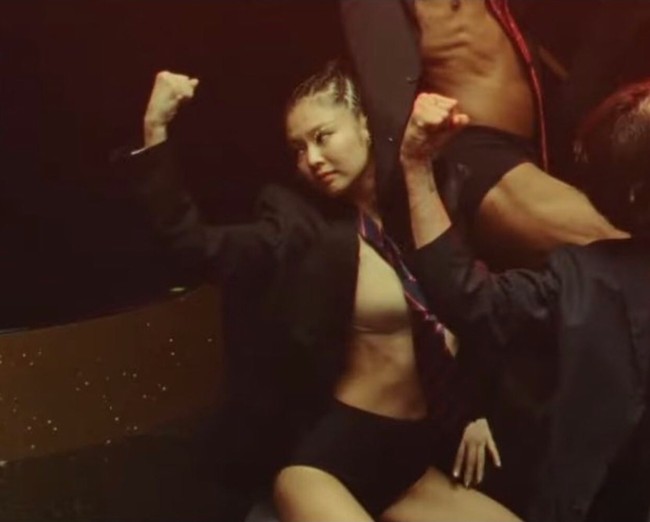 Tak kalah seksi. Ada penampilan Jennie BLACKPINK memakai crop top berwarna kulit di balik setelan jas hitam. Foto: dok. YouTube HBO