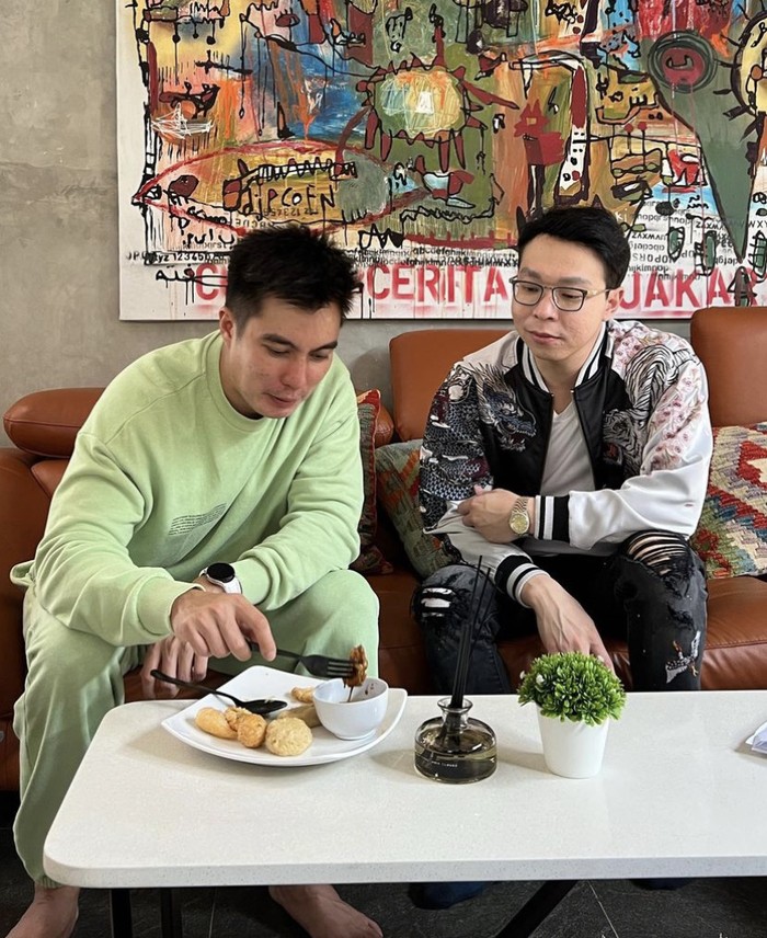 Gaya Modis dr. Richard Lee Saat Makan Bareng Hotman Paris di Holywings Gaya Modis dr. Richard Lee Saat Makan Bareng Hotman Paris di Holywings