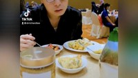 Aktif di TikTok, video Richard saat makan aneka makanan dan minuman ini berhasil membuat orang-orang tertawa. Foto: Instagram Richard Lee