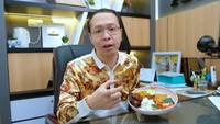 Bagikan tips diet ala dirinya. Menu makanan kesukaan dokter ini ada ayam goreng, tempe hingga telur rebus. Foto: Instagram Richard Lee