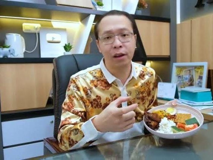 Gaya Modis dr. Richard Lee Saat Makan Bareng Hotman Paris di Holywings