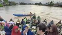Mampir ke pasar apung untuk belanja buah segar. dr. Richard Lee sempat edukasi ibu-ibu tentang kesehatan di sana.Foto: Instagram Richard Lee