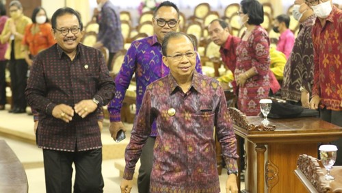 Gubernur Bali Wayan Koster saat menghadiri rapat paripurna DPRD Bali masa persidangan II tahun sidang 2022, Senin (18/7/2022).