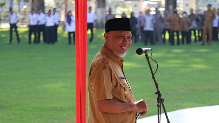 Percepat Akses Sanitasi Layak, Gubernur Sumbar Terima Penghargaan HAKLI