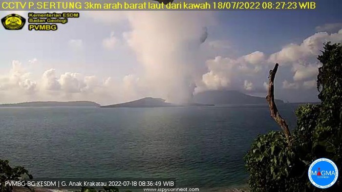 Gunung Anak Krakatau kembali mengalami erupsi. Ketinggian kolom abu vulkanik mencapai 2 kilometer (km) di atas puncak. (dok Badan Geologi)