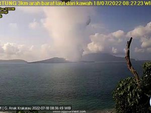 Anak Krakatau Kembali Erupsi, Tinggi Kolom Abu Capai 2 Km