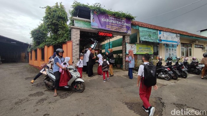 Sejumlah siswa SD di Ciamis dan Tasikmalaya menjalani hari pertama masuk sekolah.