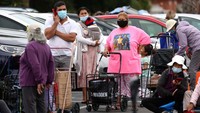 Warga AS mengantre sambil membawa troli.