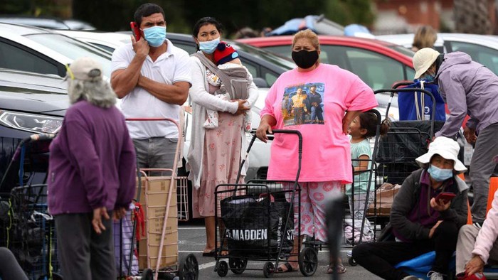 Inflasi di Amerika Serikat (AS) sudah memberikan dampak besar bagi masyarakatnya. Bahkan warga AS rela berjalan kaki dan antre panjang demi mendapatkan bantuan makanan.