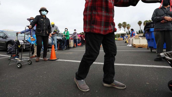 Inflasi Menggila, Warga AS Rela Antre Panjang Demi Bantuan Makanan Inflasi di Amerika Serikat (AS) sudah memberikan dampak besar bagi masyarakatnya. Bahkan warga AS rela berjalan kaki dan antre panjang demi mendapatkan bantuan makanan.