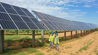 Dua anggota staf Perusahaan Investasi Tenaga Negara Mongolia Dalam melakukan inspeksi rutin di pembangkit listrik fotovoltaik Dalat di Kota Zhaojun, Dalat Banner, Kota Ordos, Daerah Otonomi Mongolia Dalam, China, Minggu (17/7/2022) waktu setempat.  