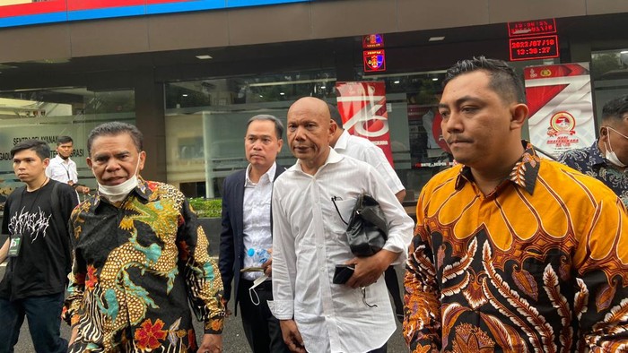 Anggota TAMPAK, Saor Siagian, mengadukan Irjen Ferdy Sambo dan Bharada E ke Propam Polri.