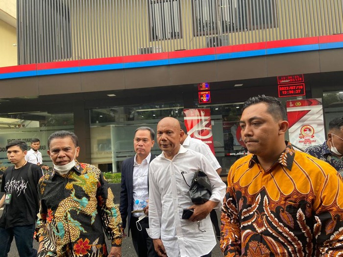 Anggota TAMPAK, Saor Siagian, mengadukan Irjen Ferdy Sambo dan Bharada E ke Propam Polri.