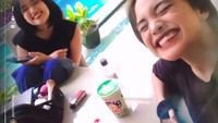 Kini, Jeje sering diundang oleh teman-teman artis untuk membuat vlog bersama. Salah satunya bersama Fuji, dan begini momen mereka sambil menikmati minuman boba. Foto: Instagram @911jelicascalling