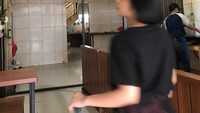 Tak hanya sering nongkrong di Sudirman saja, Jeje juga sering nongkrong di kafe-kafe kekinian. Salah satunya di kafe yang bernuansa hitam dan cokelat ini. Foto: Instagram @911jelicascalling