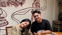 Begitu juga dengan momen ini. Bersama dengan temannya ia mampir ke sebuah restoran. Mereka pun tampak bingung melihat-lihat buku menu. Foto: Instagram @911jelicascalling