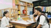 Selain itu, ada juga momen saat ia diundang di podcast milik Thariq Halilintar. Sambil podcast, tentunya mereka sambil menikmati menu warteg. Foto: Instagram @911jelicascalling