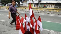 Bendera merah putih dijual dengan harga Rp 75 ribu hingga Rp 250 ribu. Sementara lambang burung garuda mulai dari harga Rp 150 ribu sampai Rp 300 ribu. Para pedagang menjual bendera merah putih berbagi ukuran mulai dari yang kecil, sedang sampai terbesar.