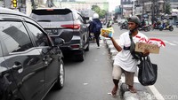 Selain mangkal, sebagian pedagang juga menawarkan secara asongan kepada pengendara yang melintas.