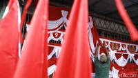 Pedagang musiman menjual bendera dan atribut menjelang perayaan HUT ke-74 Kemerdekaan Republik Indonesia di kawasan Jatinegara, Jakarta Timur, Senin (18/7/2022). 
