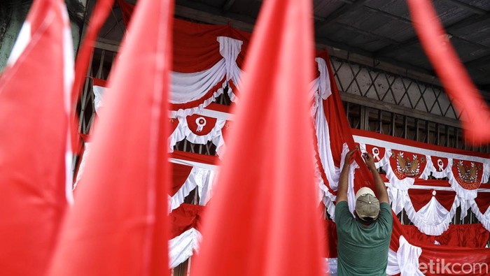 Pedagang musiman yang menjual bendera dan atribut menjelang perayaan HUT ke-74 Kemerdekaan Republik Indonesia mulai marak di kawasan Jatinegara, Jakarta Timur, Senin (18/07/2022).