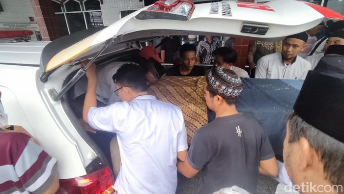 Jenazah Mahmud Ismaun, korban penembakan KKB hendak dibawa ke pemakaman di Palu, Sulteng.