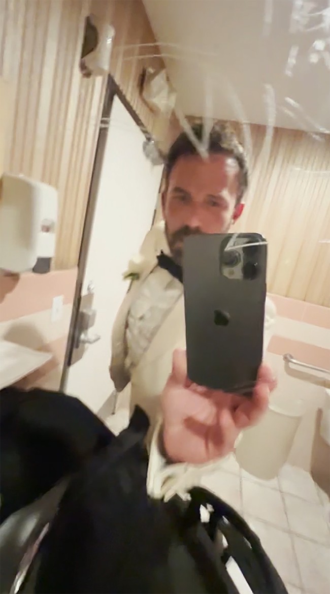 Ben Affleck sendiri juga membuat video lelucon yang menampilkan momen dirinya saat berganti jas pernikahan. Dia berganti baju di toilet di Little White Wedding Chapel, Las Vegas. “Inilah tempat aku berganti baju pernikahan,” tulisnya di video. Foto: (dok. On the JLo)