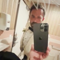 Ben Affleck sendiri juga membuat video lelucon yang menampilkan momen dirinya saat berganti jas pernikahan. Dia berganti baju di toilet di Little White Wedding Chapel, Las Vegas. “Inilah tempat aku berganti baju pernikahan,” tulisnya di video. Foto: (dok. On the JLo)
