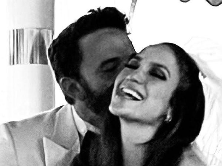 Potret Bahagia Jennifer Lopez-Ben Affleck Setelah Resmi Nikah