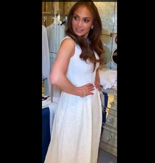 Melalui newsletter On The Jlo itu, penyanyi 52 tahun tersebut mengabarkan soal nama barunya. Dia memberikan tanda tangan di surat tersebut dengan nama Mrs Jennifer Lynn Affleck. Foto: Dok. On The Jlo