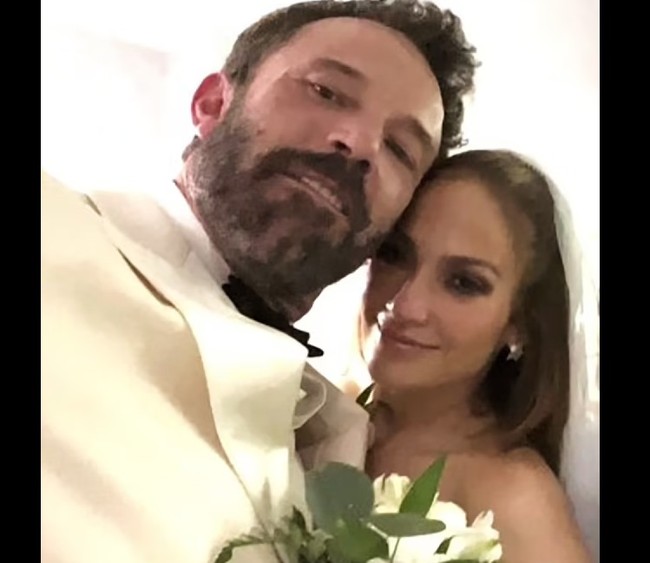 “Benar-benar sesuai dengan keinginan kami. Semalam kami ke Las Vegas, dan mengantre untuk menikah dengan empat pasangan lainnya. Semua melakukan perjalanan yang sama ke ibukota pernikahan dunia. Di belakang kami ada dua pria bergandengan tangan dan di depan kami, pasangan muda yang menyetir tiga jam dari Victorville di hari ulang tahun kedua putri mereka. Semua ingin dunia mengakui kami sebagai pasangan dan menyatakan cintanya pada dunia melalui simbol universal dan kuno, pernikahan,” tulis Jennifer Lopez dalam suratnya.  Foto: Dok. On The Jlo