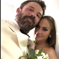 “Benar-benar sesuai dengan keinginan kami. Semalam kami ke Las Vegas, dan mengantre untuk menikah dengan empat pasangan lainnya. Semua melakukan perjalanan yang sama ke ibukota pernikahan dunia. Di belakang kami ada dua pria bergandengan tangan dan di depan kami, pasangan muda yang menyetir tiga jam dari Victorville di hari ulang tahun kedua putri mereka. Semua ingin dunia mengakui kami sebagai pasangan dan menyatakan cintanya pada dunia melalui simbol universal dan kuno, pernikahan,” tulis Jennifer Lopez dalam suratnya.  Foto: Dok. On The Jlo