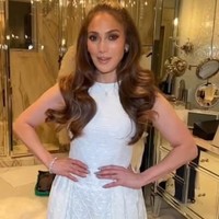 Dalam suratnya, Jennifer Lopez juga memberikan bocoran soal gaun pengantin yang dipakainya. Kata pelantun On The Floor itu, gaun yang dipakainya merupakan busana yang pernah dipakai di film lamanya. Sedangkan ben Affleck memakai jas yang memang sudah dimilikinya, bukan membeli baru.  Foto: Dok. On The Jlo