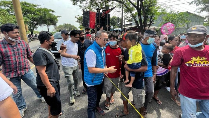 Ketua Umum PAN Zulkifli Hasan menyapa warga Cirebon dan menghadiri acara Sedekah Laut (Nyadran). Dalam kunjungannya Ia disambut antusias warga Cirebon dan berdialog dengan para petani Bawang serta kelompok tani di sana.