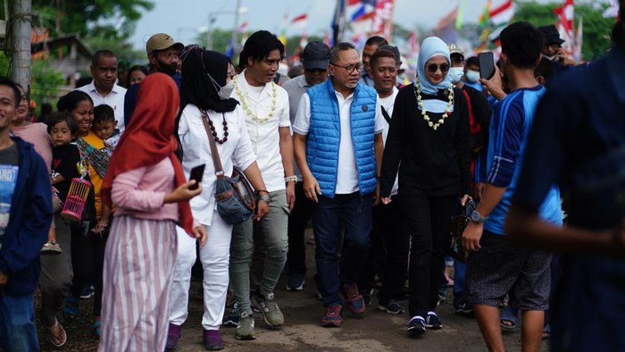 Kala Zulhas Sapa Warga Cirebon Ketua Umum PAN Zulkifli Hasan menyapa warga Cirebon dan menghadiri acara Sedekah Laut (Nyadran). Dalam kunjungannya Ia disambut antusias warga Cirebon dan berdialog dengan para petani Bawang serta kelompok tani di sana.