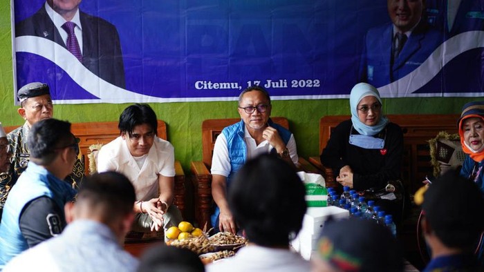 Kala Zulhas Sapa Warga Cirebon Ketua Umum PAN Zulkifli Hasan menyapa warga Cirebon dan menghadiri acara Sedekah Laut (Nyadran). Dalam kunjungannya Ia disambut antusias warga Cirebon dan berdialog dengan para petani Bawang serta kelompok tani di sana.