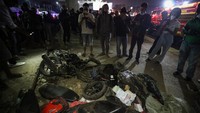Belasan kendaraan terlibat dalam kecelakaan maut tersebut. Diantaranya dua unit roda empat dan 10 unit roda dua. ANTARA FOTO/ASPRILLA DWI ADHA
