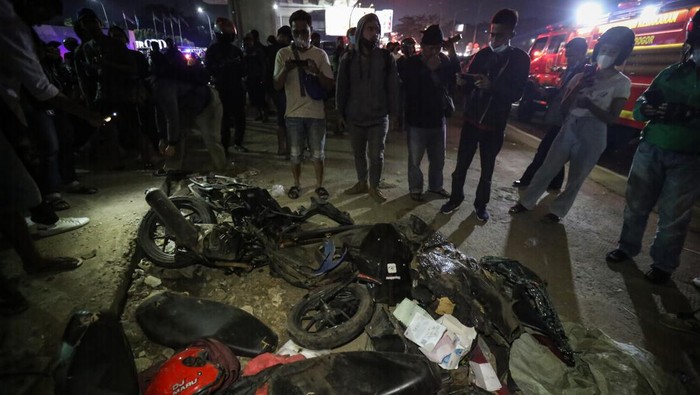 KECELAKAAN TRUK PENGANGKUT BBM Sejumlah warga melihat kendaraan yang mengalami kerusakan akibat kecelakaan di Jalan Transyogi, Cibubur, Bekasi, Jawa Barat, Senin (18/7/2022). Menurut Dirlantas Polda Metro Jaya Kombes Latif Usman sebanyak 11 orang meninggal dunia dalam kecelakaan truk pengangkut BBM yang mengalami rem blong dan menabrak sejumlah kendaraan. ANTARA FOTO/Asprilla Dwi Adha/tom.