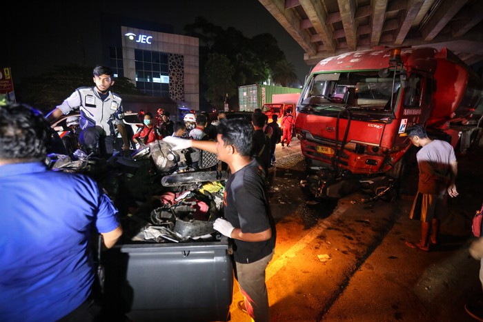 Sejumlah warga melihat kendaraan yang mengalami kerusakan akibat kecelakaan di Jalan Transyogi, Cibubur, Bekasi, Jawa Barat, Senin (18/7/2022). Menurut Dirlantas Polda Metro Jaya Kombes Latif Usman sebanyak 11 orang meninggal dunia dalam kecelakaan truk pengangkut BBM yang mengalami rem blong dan menabrak sejumlah kendaraan. ANTARA FOTO/Asprilla Dwi Adha/tom.