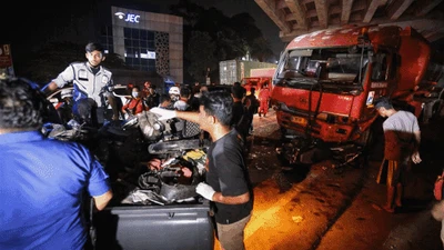Korban-Kendaraan Kecelakaan Truk Maut Pertamina Mulai Dievakuasi