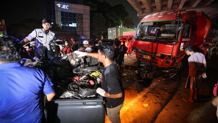 KECELAKAAN TRUK PENGANGKUT BBM Sejumlah warga melihat kendaraan yang mengalami kerusakan akibat kecelakaan di Jalan Transyogi, Cibubur, Bekasi, Jawa Barat, Senin (18/7/2022). Menurut Dirlantas Polda Metro Jaya Kombes Latif Usman sebanyak 11 orang meninggal dunia dalam kecelakaan truk pengangkut BBM yang mengalami rem blong dan menabrak sejumlah kendaraan. ANTARA FOTO/Asprilla Dwi Adha/tom.