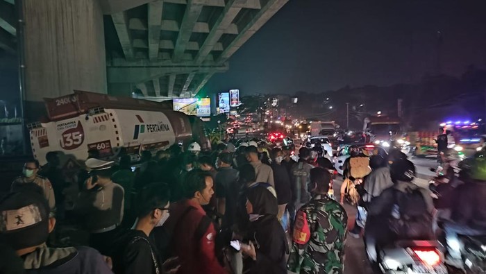 Kecelakaan truk Pertamina di Jl Alternatif Cibubur, Bekasi, Senin (18/7/2022).