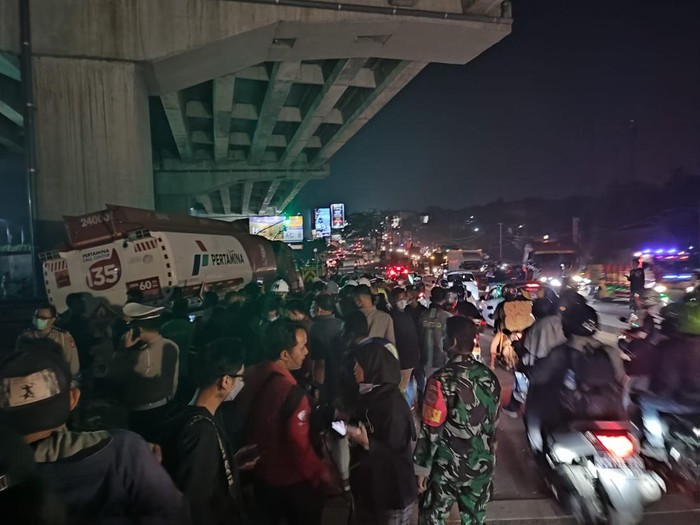 Kecelakaan truk Pertamina di Jl Alternatif Cibubur, Bekasi, Senin (18/7/2022).