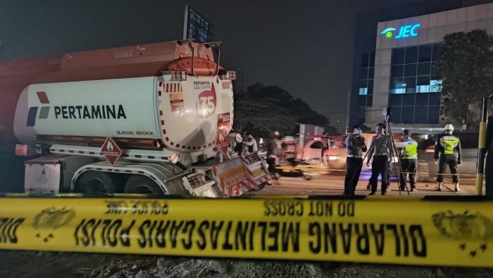 Kecelakaan truk Pertamina di Jl Alternatif Cibubur, Bekasi, Senin (18/7/2022).