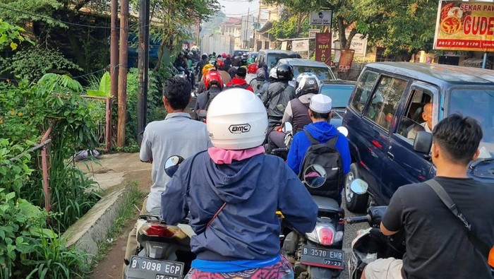 Kemacetan di Jalan Cipayung, Depok