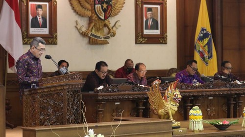 Ketua Pansus Anak Agung Ngurah Adhi Ardhana saat membacakan laporan mengenai revisi Ranperda tentang Rencana Tata Ruang Wilayah (RTRW) Provinsi Bali Tahun 2022-2042 saat rapat paripurna DPRD Bali, Senin (18/7/2022).