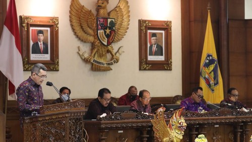 Ketua Pansus Anak Agung Ngurah Adhi Ardhana saat membacakan laporan mengenai revisi Ranperda tentang Rencana Tata Ruang Wilayah (RTRW) Provinsi Bali Tahun 2022-2042 saat rapat paripurna DPRD Bali, Senin (18/7/2022).