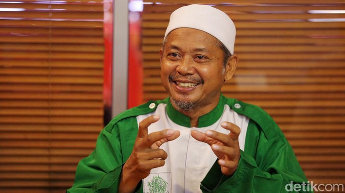 Khilafatul Muslimin Pastikan Masih Bagian NKRI Ahmad Jamaludi PLT Pusat Khilafatul Muslimin dan Pengacara Hudi Yusuf JLO memberikan keterangan pers di Jakarta, Senin (18/7/2022). Ahmad Jamaludin membantah jika tanda pengenal anggota Khilafatul Muslimin setara kartu tanda panduduk (KTP).