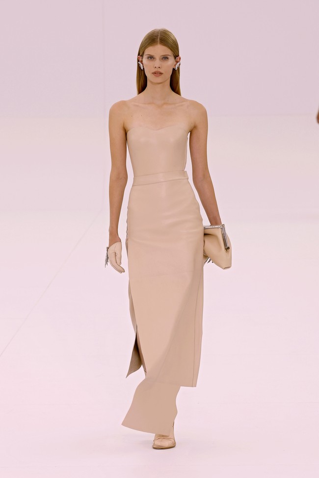 Fashion show terbaru Fendi menampilkan koleksi Haute Couture 2023 di Paris Fashion Week, Prancis. Desainer Fendi, Kim Jones menggandeng penenun kain dari Italia penyulam dari Jepang. Foto: Dok. Vittorio Zunino Celotto/Getty Images.